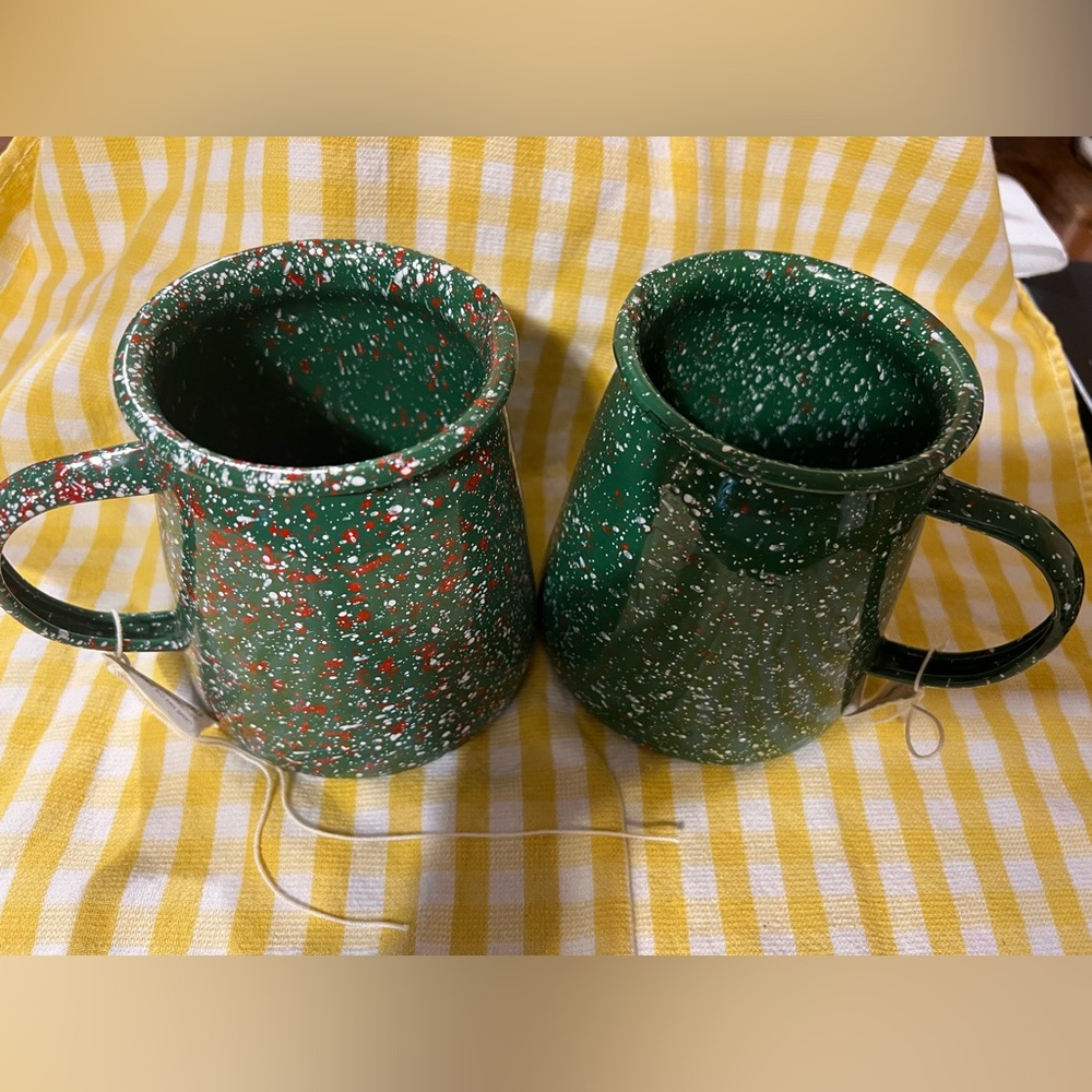 Set of 2 enamel mugs, green, red, white speckled, NWT, Christmas decor